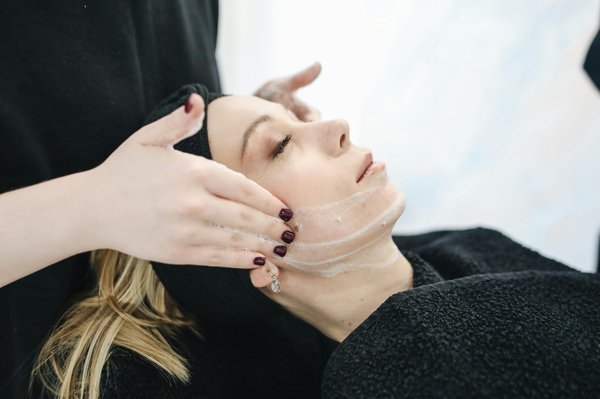 Les soins du visage : technologies avancées pour une peau radieuse